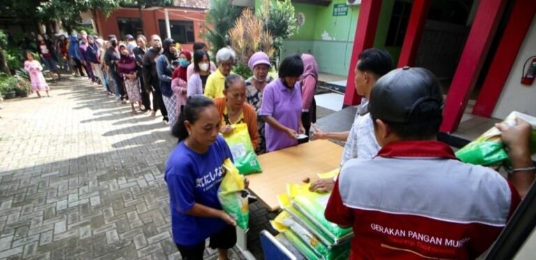 Warga Semarang Antri Beras Murah dari Bulog 