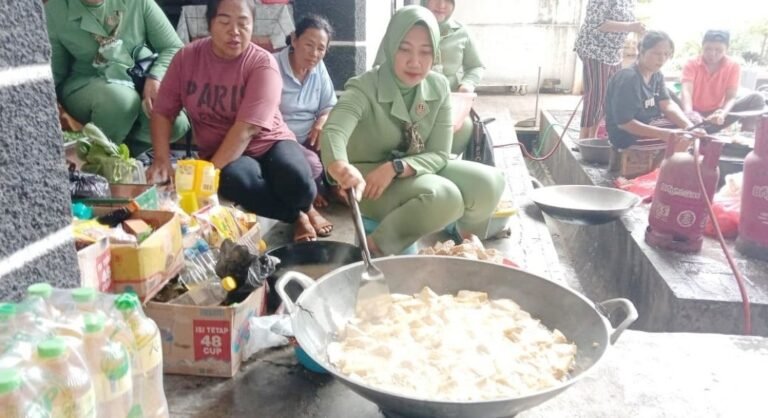 Persit IV/Diponegoro Bantu Masak di Posko Pengungsian