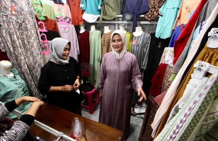 Jelang Lebaran, Produk Fashion Pasar Johar Mulai Diburu Warga