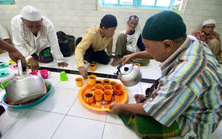 Tradisi Berbuka Puasa dengan minum Kopi Arab di Masjid Layur Semarang