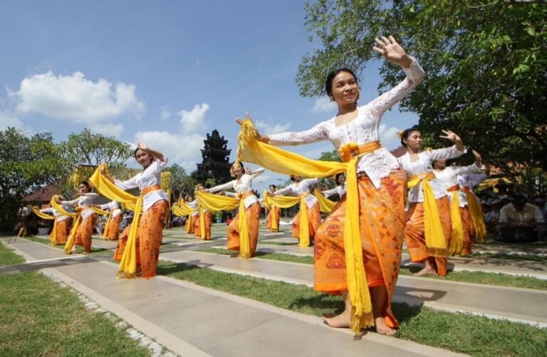 Umat Hindu Semarang Upacara Piodalan dan Pewintenan 