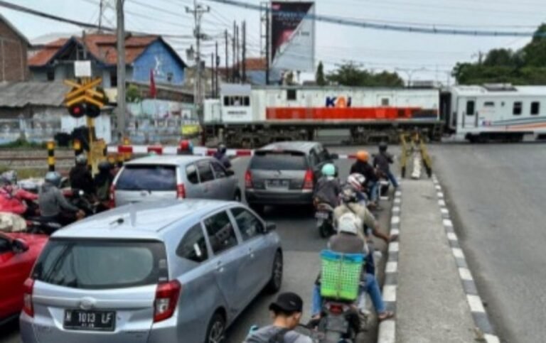 KAI Himbau Pengemudi Truck Waspada Saat Melewati Jalur Perlintasan Sebidang