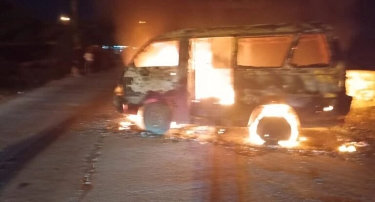 Mobil Konslet Pengemudi Tewas Terbakar Bersama Mobilnya 