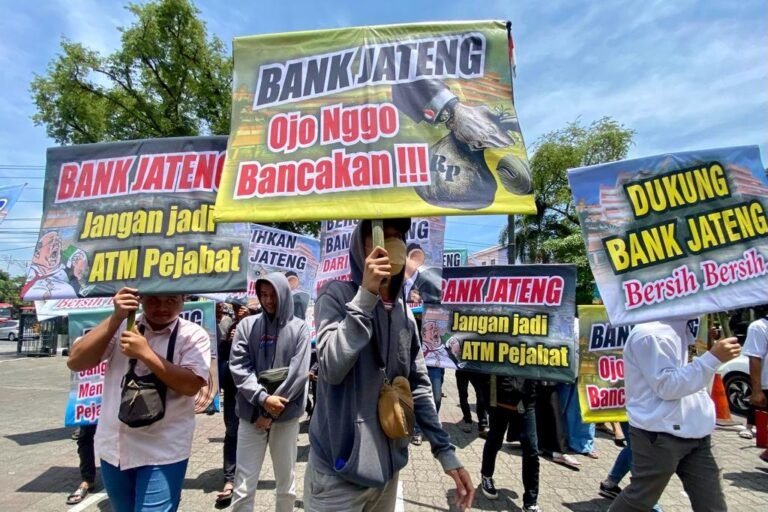 Aksi Damai Save Bank Jateng di Semarang