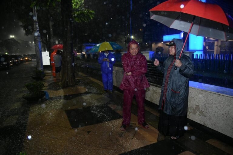 Tinjau Banjir, Mbak Ita Minta Maaf ke Warga Kota Semarang
