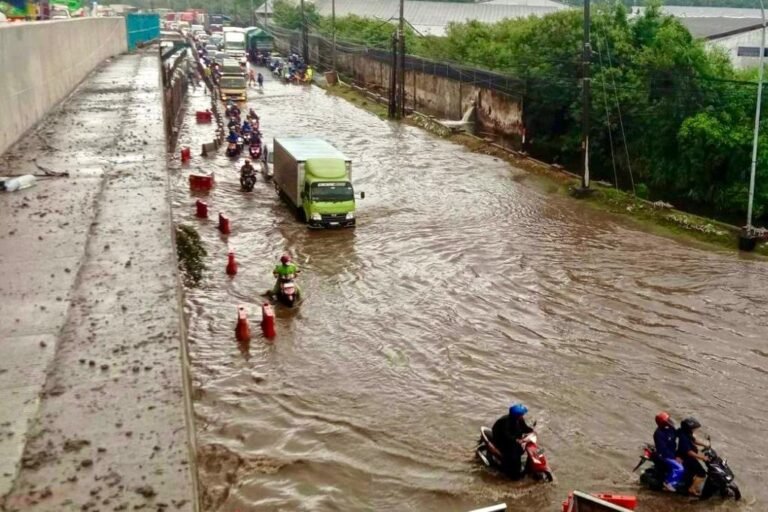 Banjir di Semarang mengakibatkan Jalur Pantura, Demak, macet hingga 16 km