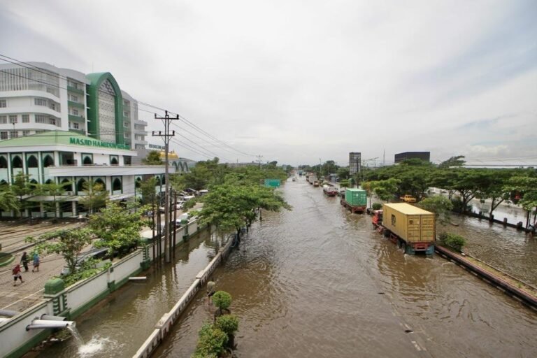 Banjir di Jalan Kaligawe Semarang Surut, Pengendara Motor Mulai Banyak Melintas