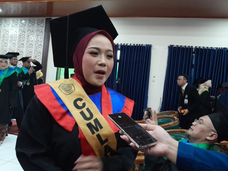 Pekerja Pabrik USG Ungaran Jadi Wisudawati Terbaik UNW, Begini Cara Kuliahnya