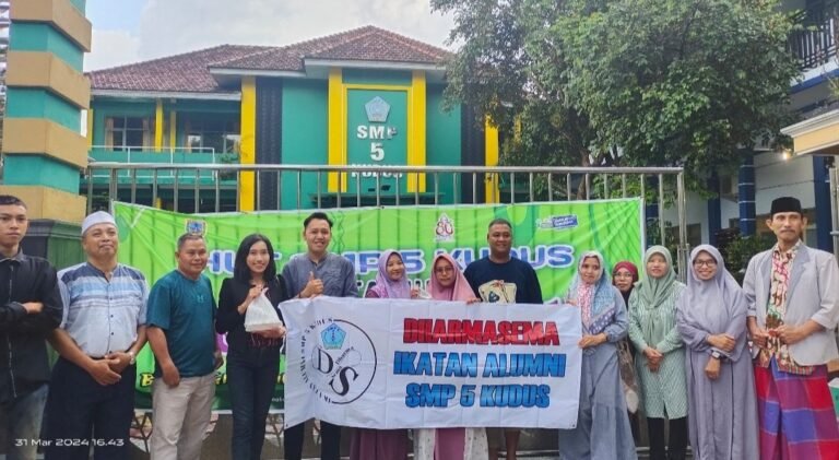 Keluarga Besar SMPN 5 Kudus Berbagi Takjil Gratis 