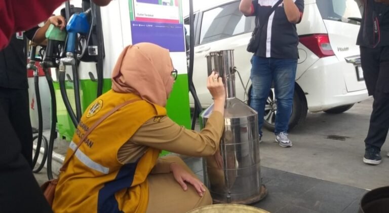 Polisi Ramai-ramai Periksa Mesin Cor SPBU 