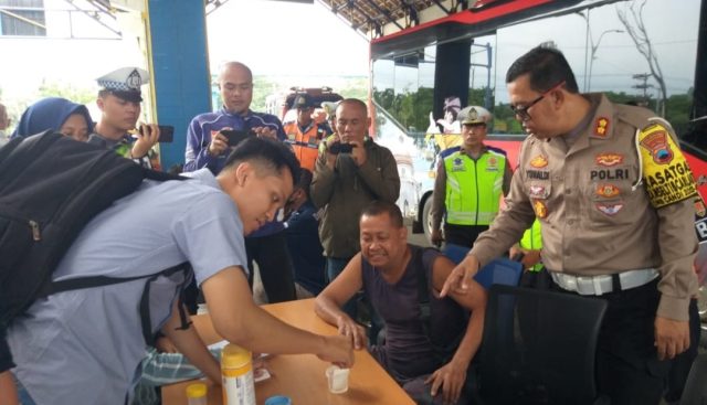 TES URINE: Para sopir bus terminal Mangkang di tes urine. Foto:uncel/jatengpos