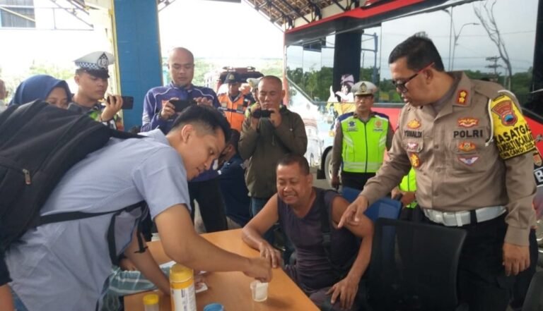 TES URINE: Para sopir bus terminal Mangkang di tes urine. Foto:uncel/jatengpos