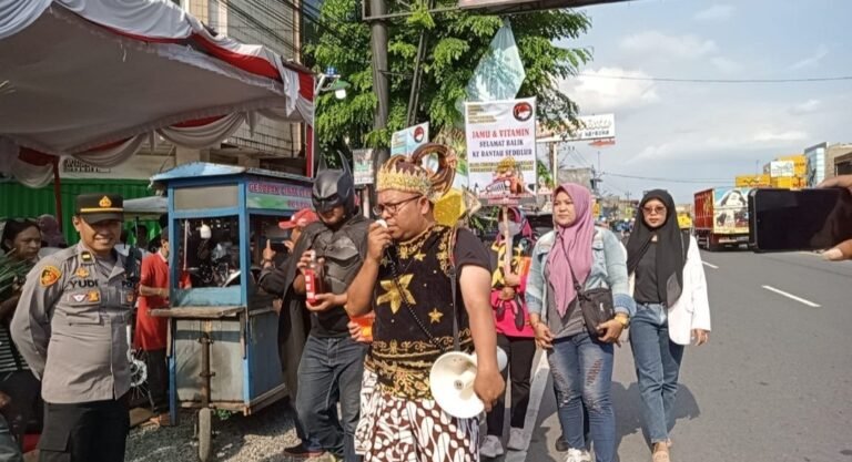 Bakdo Kupat, Superhero Sukoharjo Berbagi Jamu dan Tumpeng Kupat