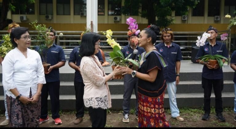 Kartini UKSW Rawat Bumi dengan Tanam Anggrek dan Penghijauan