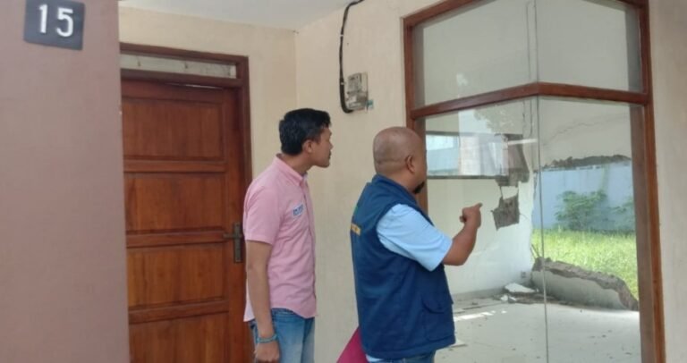 Baru Ditempati Lima Tahun Rumah Roboh, Warga Somasi Pengembang Perumahan di Colomadu