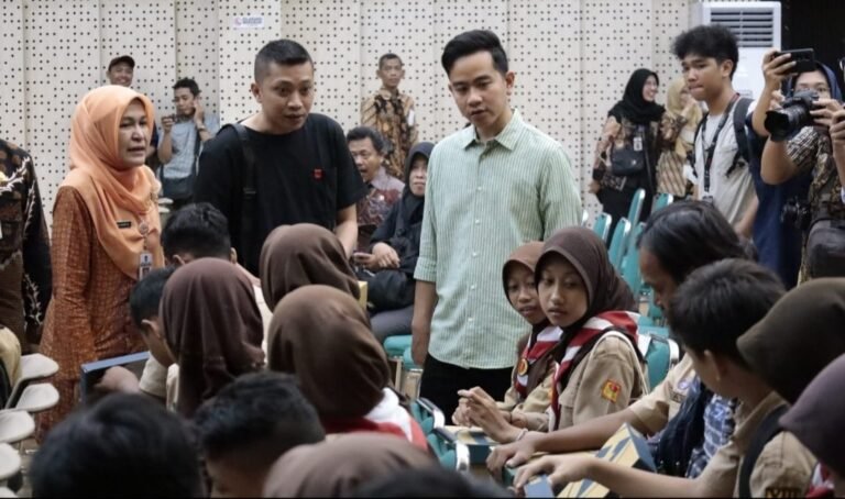 Gibran Bagikan 1.100 Sepatu Gratis di Solo