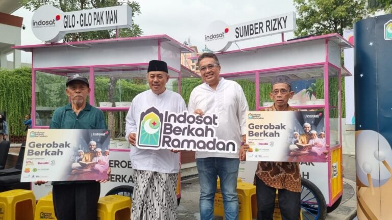 Indosat Bagi-bagi Gerobak ke Marbot dan Ajak Masyarakat Semarang Buka Puasa Bersama