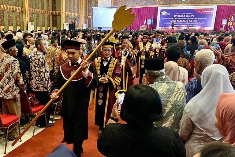Wisuda Ke-91, Unisbank Mengukuhkan 12 Mahasiswa Sebagai Wirausaha Muda