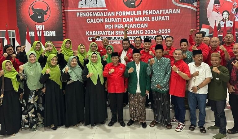 Wabup dan Kades Kembalikan Berkas Pendaftaran di DPC PDIP Kabupaten Semarang