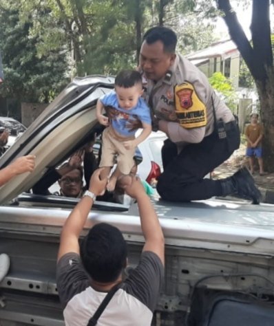 Aksi Heroik Seorang Bhabinkamtibmas Selamatkan Tiga Korban Mobil Terbalik
