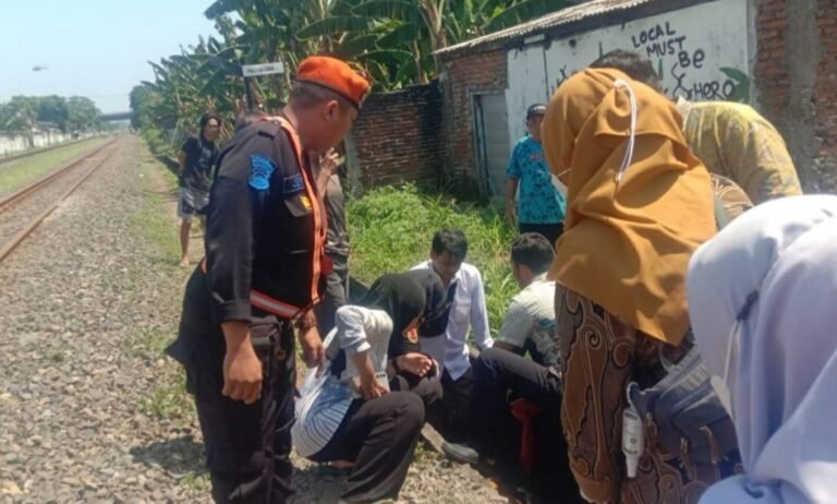 Suami Terobos Palang Pintu, Istri Tewas  Tertemper Kereta di Anjasmoro