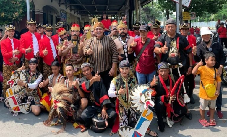 Kirab Budaya antarkan Kusumo Putro Mengembalikan Formulir Pendaftaran Wakil Walikota 