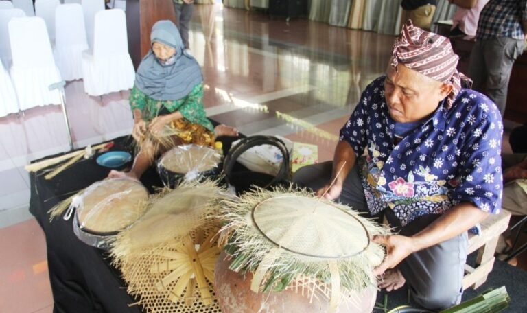 Mbah Kamto, Pengrajin “Caping Kalo” Ciri Khas Kota Kretek 