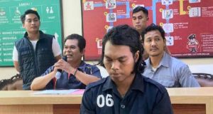 ANIAYA : KanitPPA Polrestabes Semarang tengah meberikan keterangan terkait ungkap kasus KDRT yang juga menghadirkan tersangka Tri Mulyono (27), di Mapolrestabes. FOTO : DWI SAMBODO/JATENG POS