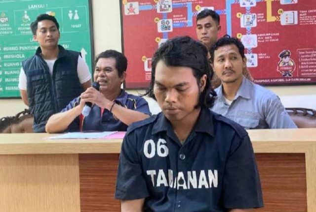 ANIAYA : KanitPPA Polrestabes Semarang tengah meberikan keterangan terkait ungkap kasus KDRT yang juga menghadirkan tersangka Tri Mulyono (27), di Mapolrestabes. FOTO : DWI SAMBODO/JATENG POS