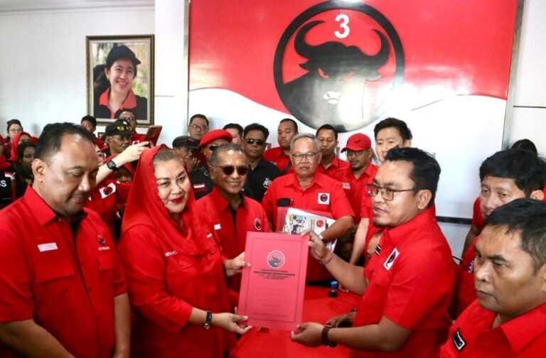 Positif Maju! Mbak Ita Serahkan Formulir Pendaftaran Calon Wali Kota ke DPC PDIP Semarang 