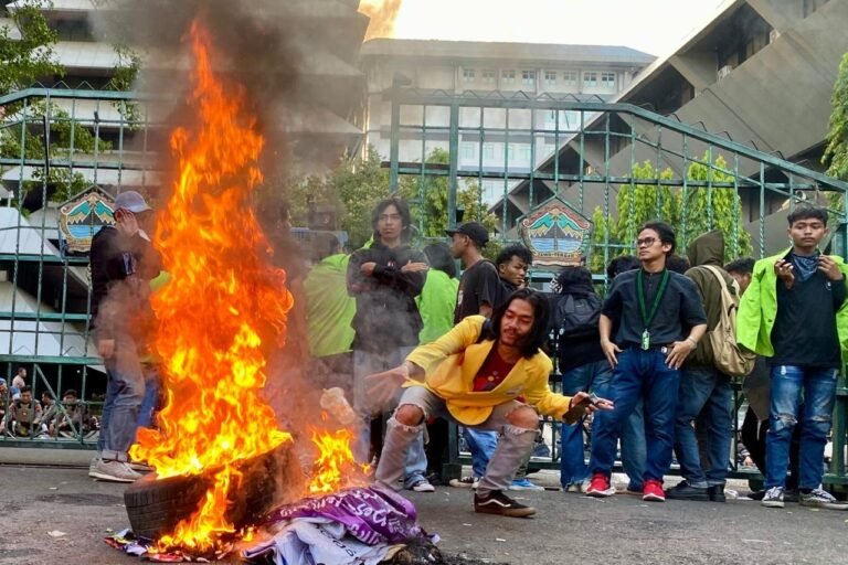 Peserta aksi unjuk rasa peringatan May Day