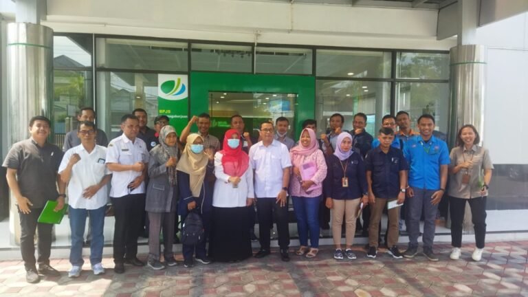 BPJS Ketenagakerjaan Klaten Bagikan 100 Paket Sembako