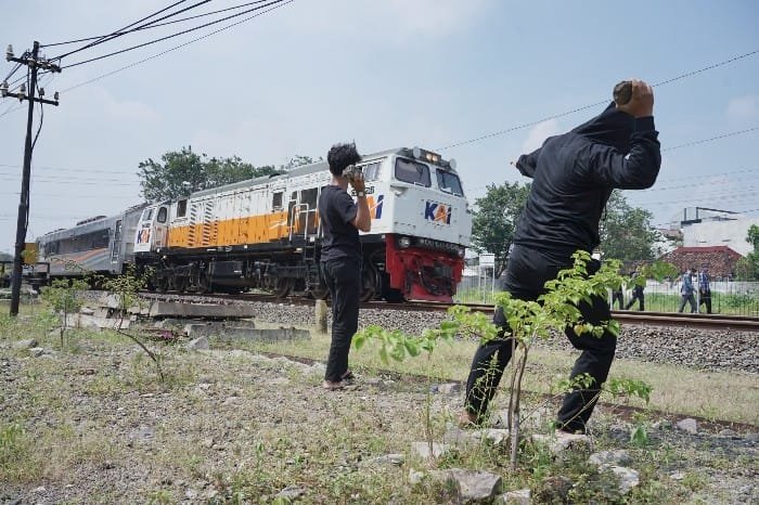 Awas! Lempar Batu ke Kereta Api Bakal Dihukum