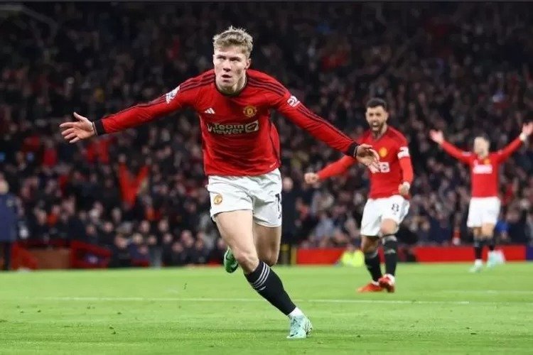 Pemain MU Ogah Ngoper Bola ke Rasmus Hojlund