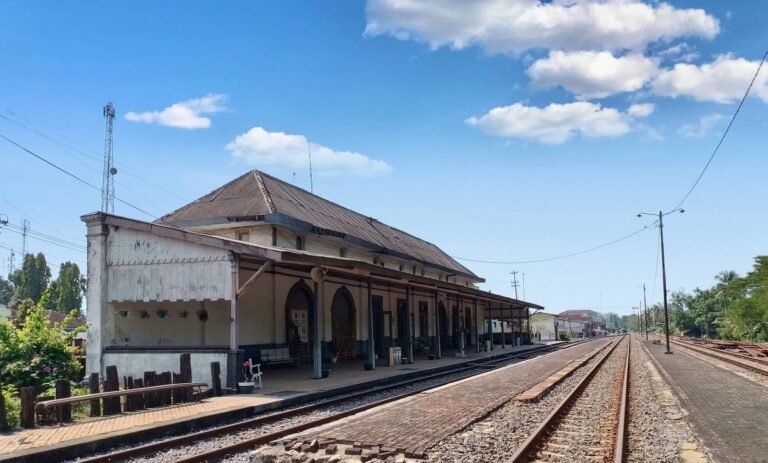 KA Banyubiru Layani Naik Turun Penumpang di Stasiun Telawa