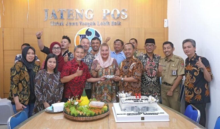 Potong Kue HUT ke-12 Jateng Pos, Mbak Ita Beri Apresiasi