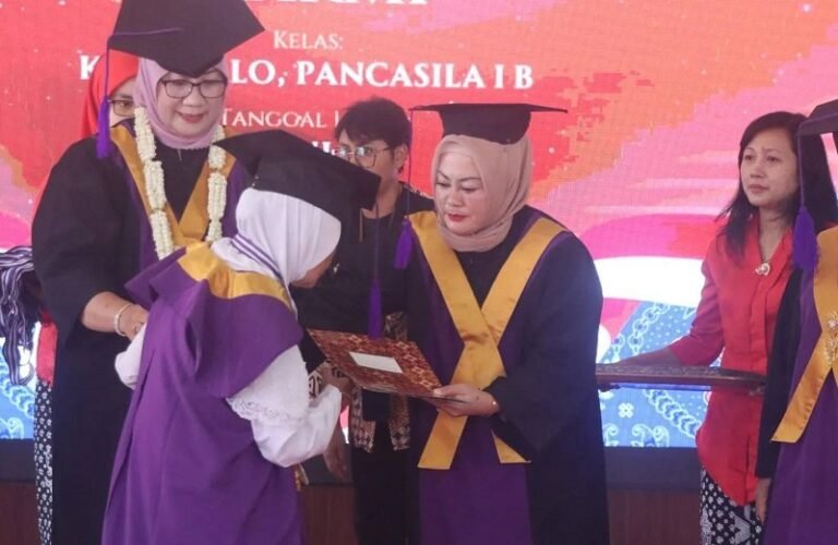 130 Sarjana Lansia Desa Kenteng Diwisuda, Tertua Umur 92 Tahun