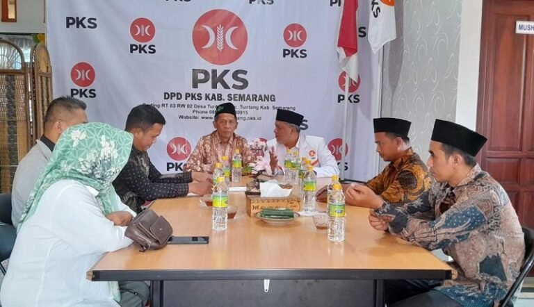 Dosen Unnes Mendaftar Bacabup Semarang Lewat PKS