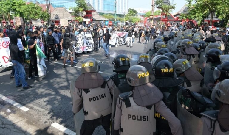 Massa Serbu Kantor Bupati Sukoharjo, Pra LKO Kodiklat Mabes Terjunkan 1000 Personil