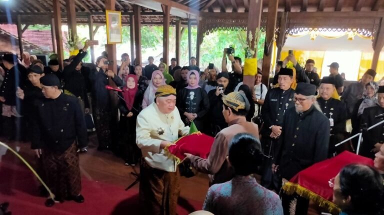 Abon-abon Sudah Diserahkan dari Keraton Solo ke Kasepuhan Kadilangu Demak
