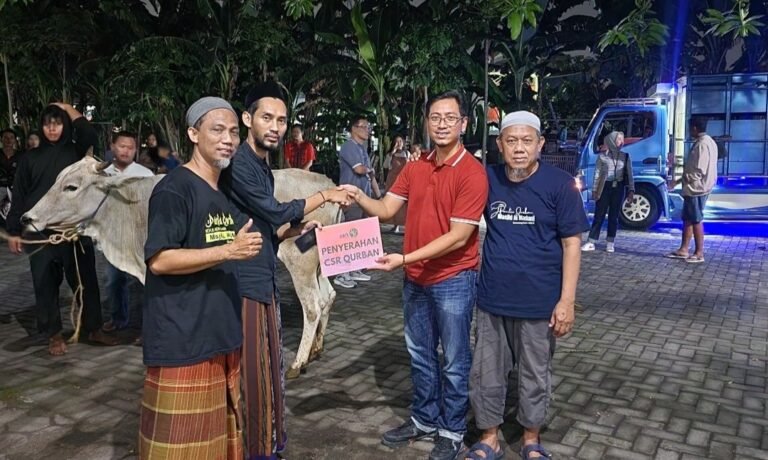 The Park Bagikan Daging Kurban kepada Masyarakat Sekitar