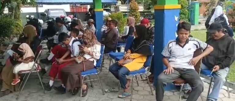 Berebut Jalur Afirmasi Warga Antri Urus  DTKS