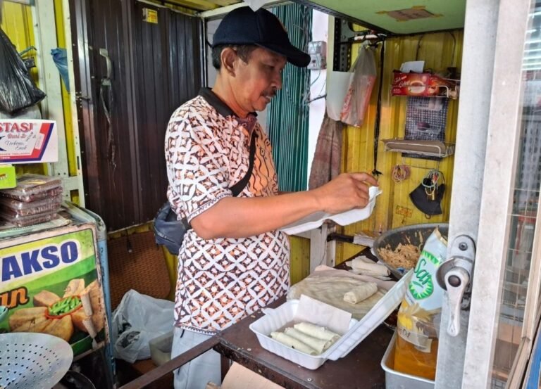 Kisah Hermawan,  Sukses Jualan Lumpia Berkat Alfamart