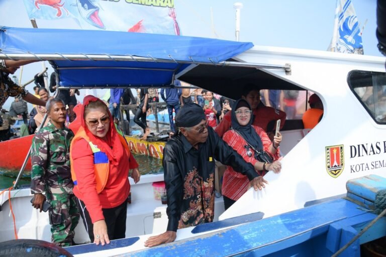 Antusias Ikuti Sedekah Laut Larung Sesaji di Tambaklorok