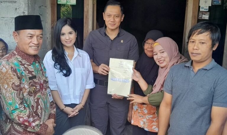 Bagikan Sertifikat Door to Door, Menteri AHY Yakinkan Pengurusan Bebas Biaya