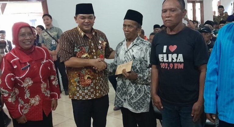 982 Petani-Buruh Tembakau Getasan Kabupaten Semarang Terima BLT DBHCHT