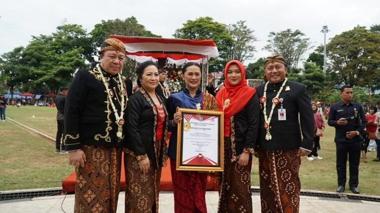 Rektor UKSW Salatiga Prof Intiyas Terima Penghargaan DPRD Award