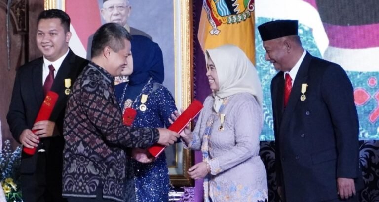 Harganas 2024, Pj Bupati Pati dan Istri Terima Anugerah Penghargaan Dharma Karya Kencana
