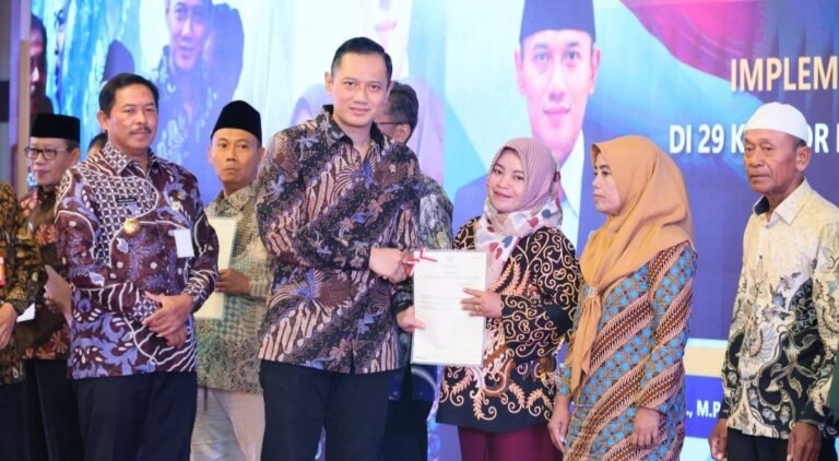 Masyarakat Apresiasi Program Sertipikat Elektronik yang Diserahkan Menteri AHY di Jateng