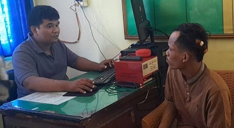 Maling Ayam Ditelanjangi dan Dihajar Massa